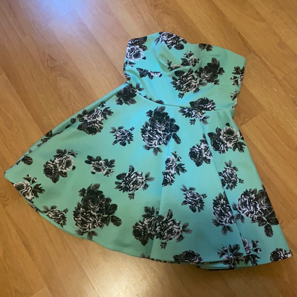 🍀 Windsor mint green floral dress!!